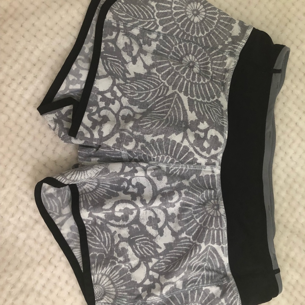 lulu lemon speed shorts size 2